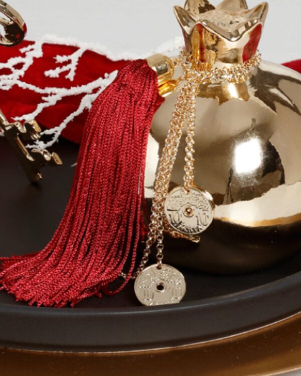 Γούρι 2022 κεραμικό ρόδι με τυχερές δεκάρες, διακοσμητικά στοιχεία επιχρυσωμένα με 24 καράτια , με σατέν κορδόνι και μεταξωτή φούντα. Ύψος 10εκ. Ένα πολυτελές γούρι, ιδανικό δώρο για το σπίτι ή το γραφείο. Ένα υπέροχο γιορτινό δώρο για τα αγαπημένα μας πρόσωπα!