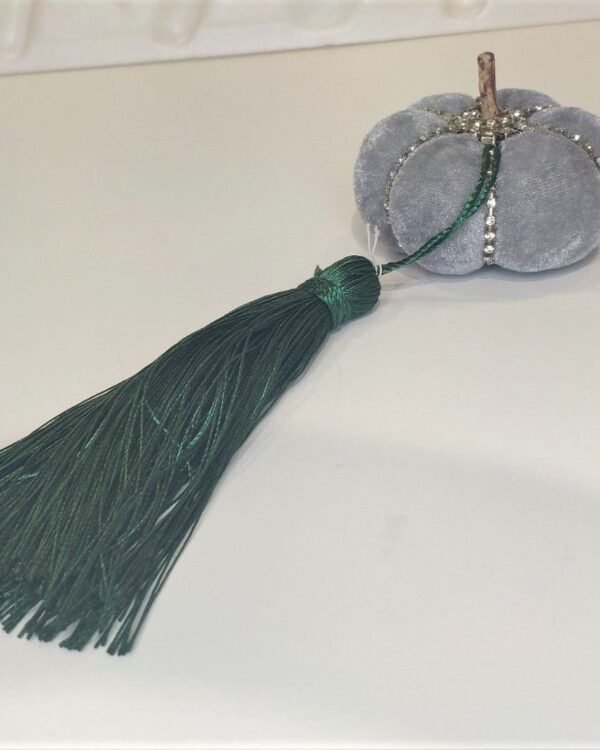 Γούρι 2022 μικρή βελούδινη κολοκύθα με ρόδι, διακοσμημένο με μεταξωτό κορδόνι και/ή φούντα. Ιδανικό δώρο για το σπίτι ή το γραφείο