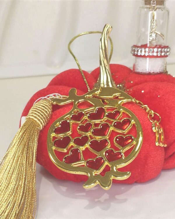 Γούρι 2022 μεγάλη βελούδινη κολοκύθα με ρόδι, επιχρυσωμένο, διακοσμημένο με μεταξωτό κορδόνι και/ή φούντα. Ιδανικό δώρο για το σπίτι ή το γραφείο