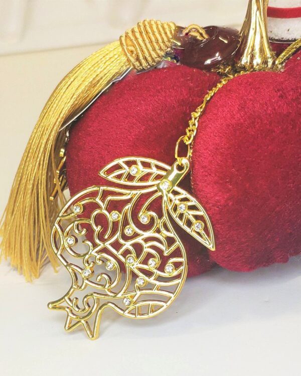 Γούρι 2022 βελούδινη κολοκύθα με ρόδι, επιχρυσωμένο, διακοσμημένο με μεταξωτό κορδόνι και/ή φούντα. Ιδανικό δώρο για το σπίτι ή το γραφείο