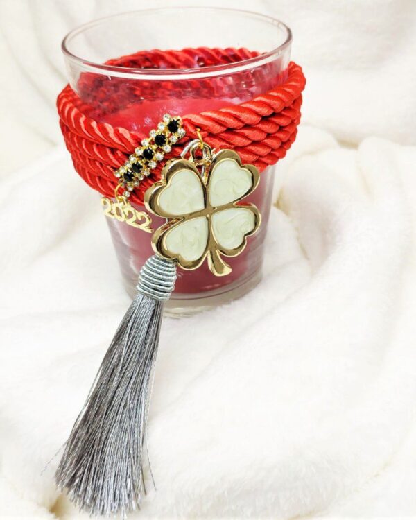 Γούρι 2022 κερί κανέλα με τριφύλλι