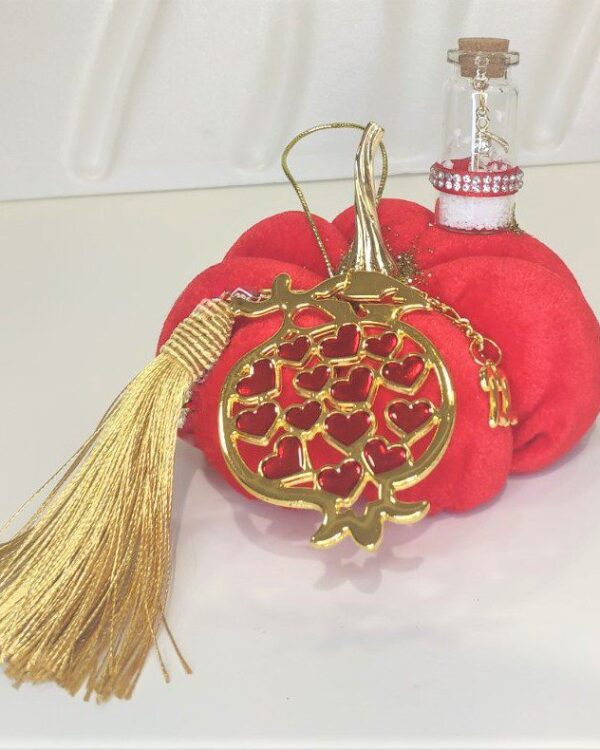 Γούρι 2022 μεγάλη βελούδινη κολοκύθα με ρόδι, επιχρυσωμένο, διακοσμημένο με μεταξωτό κορδόνι και/ή φούντα. Ιδανικό δώρο για το σπίτι ή το γραφείο