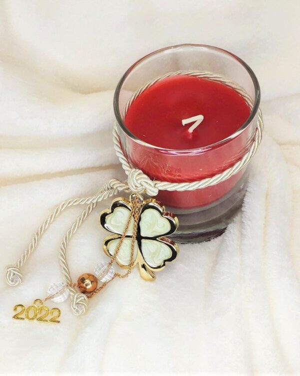 Γούρι 2022 κερί κανέλα με τριφύλλι