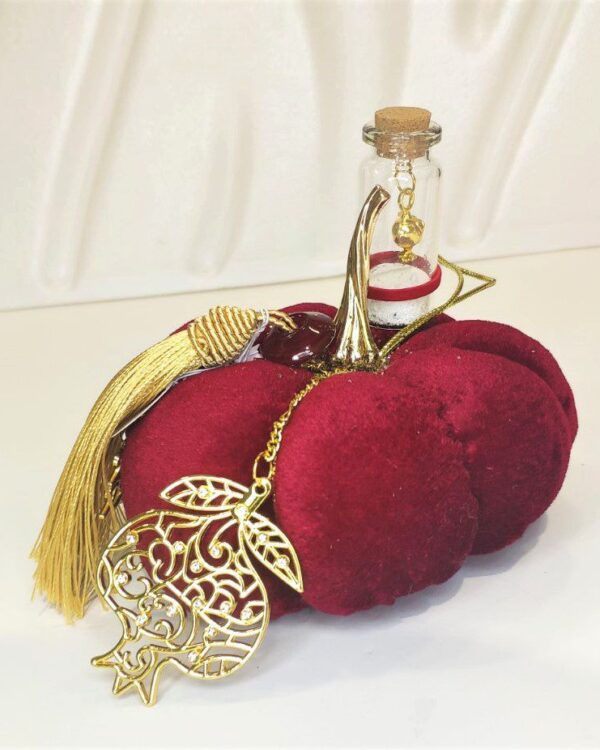 Γούρι 2022 βελούδινη κολοκύθα με ρόδι, επιχρυσωμένο, διακοσμημένο με μεταξωτό κορδόνι και/ή φούντα. Ιδανικό δώρο για το σπίτι ή το γραφείο