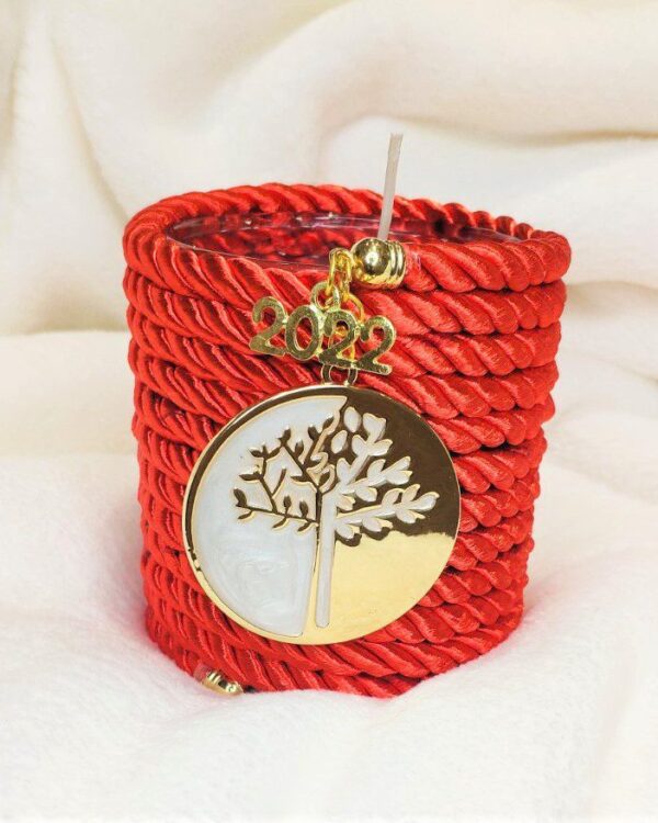 Γούρι 2022 κερί κανέλα με το δέντρο της ζωής, με σατέν κορδόνι και μεταξωτή φούντα. Ύψος  13εκ. Ένα πολυτελές γούρι, ιδανικό δώρο για το σπίτι ή το γραφείο. Ένα υπέροχο γιορτινό δώρο για τα αγαπημένα μας πρόσωπα! Ανακάλυψε όλη τη συλλογή μας  σε Χειροποίητα Γούρια 2022 