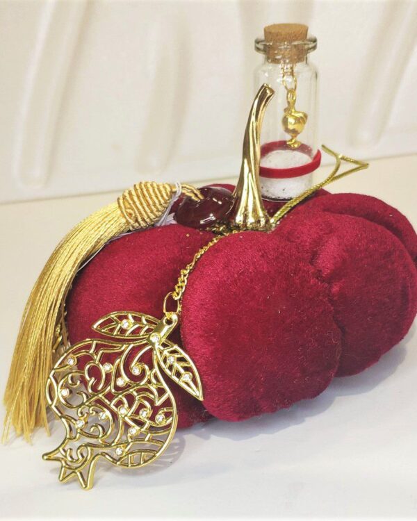 Γούρι 2022 βελούδινη κολοκύθα με ρόδι, επιχρυσωμένο, διακοσμημένο με μεταξωτό κορδόνι και/ή φούντα. Ιδανικό δώρο για το σπίτι ή το γραφείο