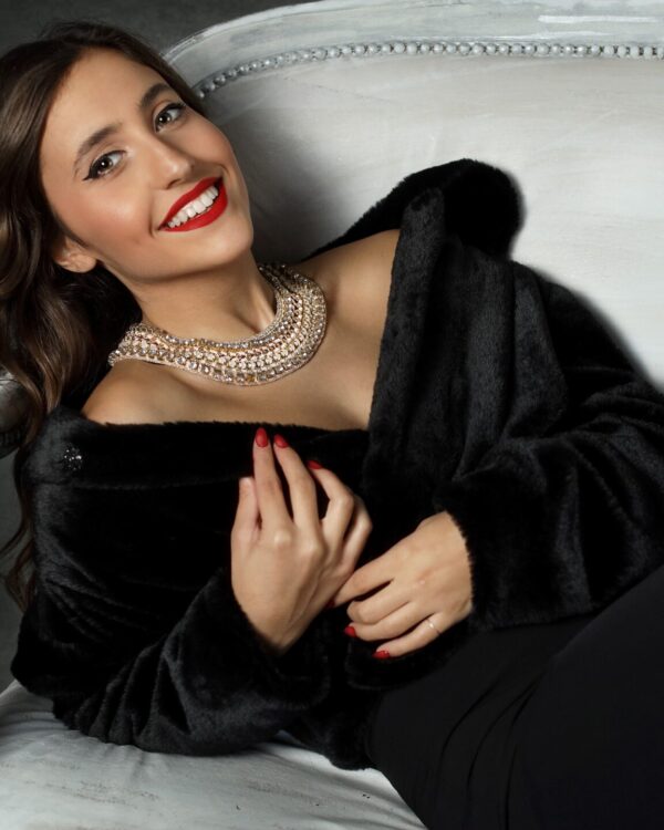 Πλεκτό χειροποίητο κολιέ με strass. Ένα εντυπωσιακό κολιέ και μοναδικό! Προσαρμοζόμενο κούμπωμα. Χειροποίητη δημιουργία