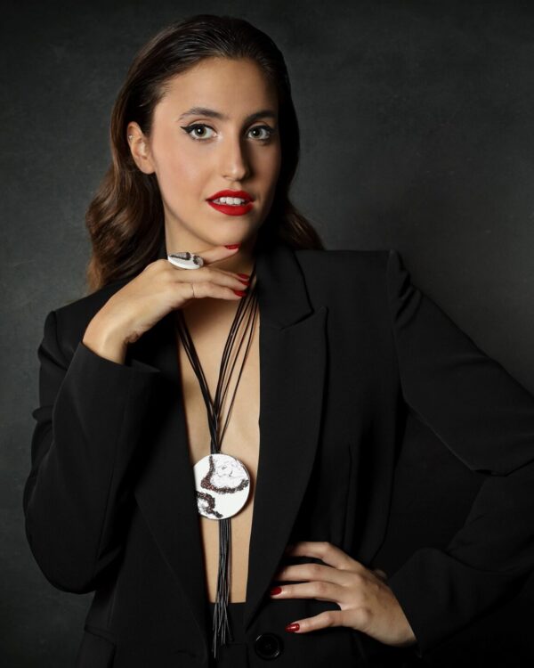 Χειροποίητο κολιέ με ξύλο, ατσάλι και ρινίσματα swarovski. Χειροποίητη δημιουργία