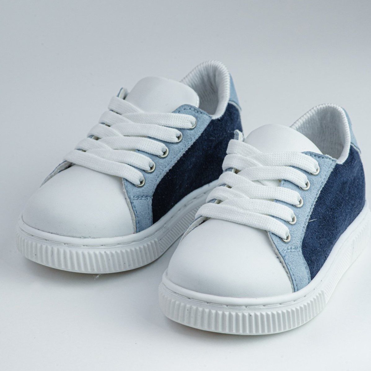 Βαπτιστικά παπούτσια τύπου sneakers, σε άσπρο με γαλάζιο και σκούρο μπλε
