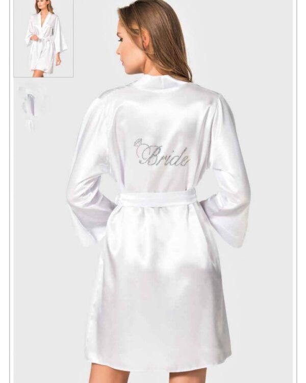 Λευκή σατέν ρόμπα με strass Bride στην πλάτη. Διαθέσιμο από  S-XL. Συνδυάζεται με σατέν νυχτικό ή babyboll στο ίδιο χρώμα Δες τα εδώ. Αν επιλέξετε το σετ, τότε έχετε το τέλειο σετ για την προετοιμασία της νύφης αλλά ταυτόχρονα και ένα κλασικό σετ για την πρώτη νύχτα του γάμου στο λευκό χρώμα, που επιτάσσει η μέρα του γάμου σας!