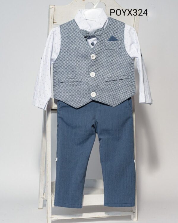 Βαπτιστικό κοστούμι με γιλέκο και παπιγιόν, σε μπλε ραφ με γαλάζιο. Σε περίπτωση έλλειψης αποθέματος απαιτούνται έως 15 εργάσιμες για την παραγωγή του