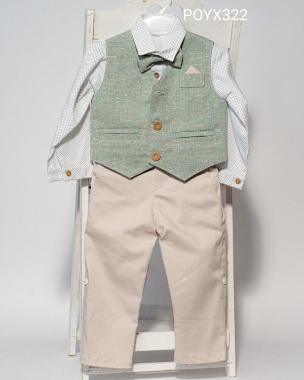 Βαπτιστικό κοστούμι με γιλέκο και παπιγιόν, σε εκρού με πράσινο μέντα. Σε περίπτωση έλλειψης αποθέματος απαιτούνται έως 15 εργάσιμες για την παραγωγή του