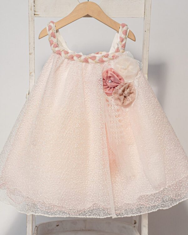 Ρομαντικό βαπτιστικό φόρεμα σε απαλό ροζ διακοσμημένο με χειροποίητα λουλούδια