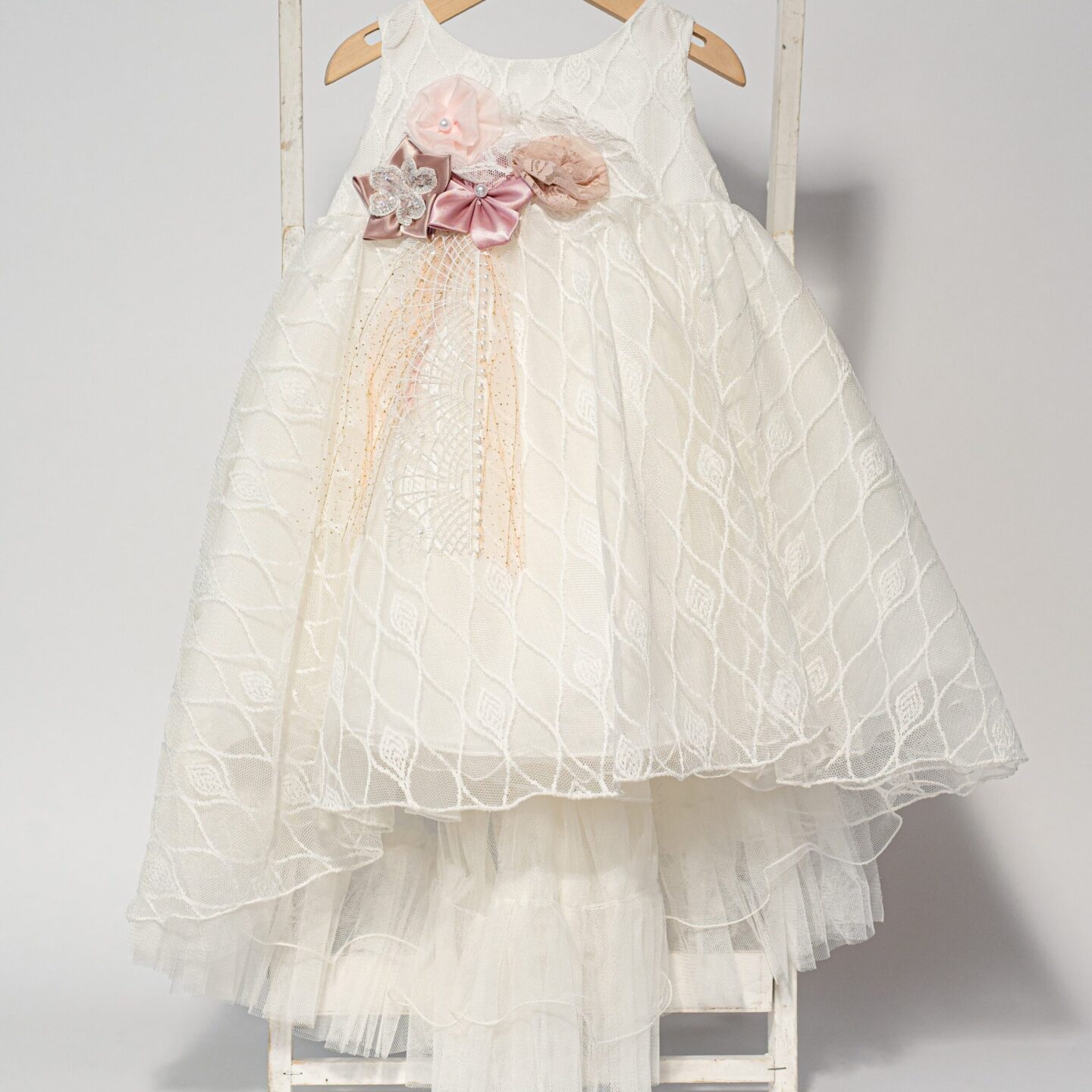 Vintage βαπτιστικό φόρεμα σε λευκή δαντέλα με ουρά