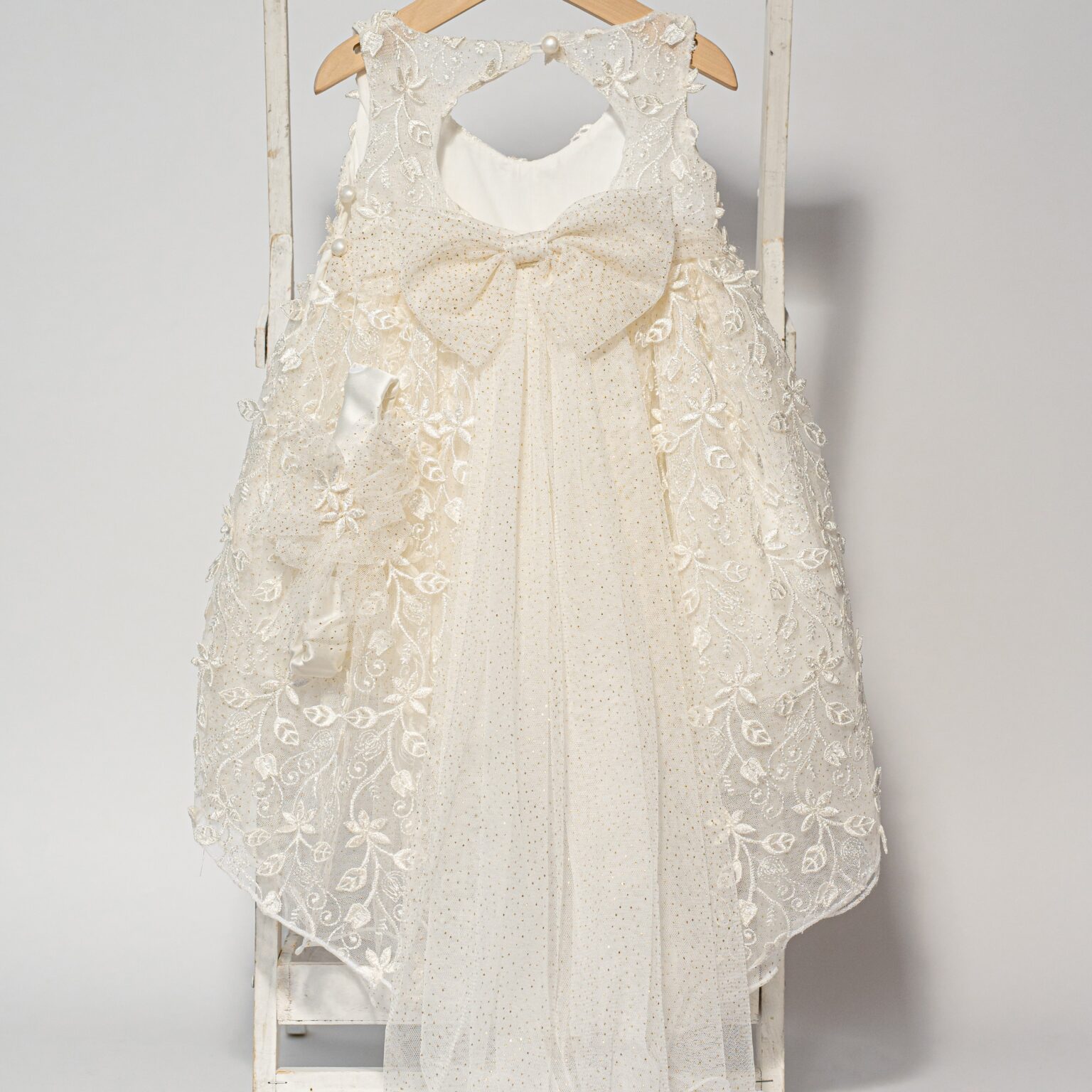 Vintage βαπτιστικό φόρεμα με ουρά σε εκρού δαντέλα
