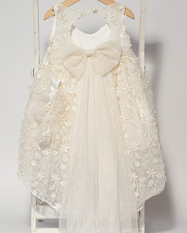Vintage βαπτιστικό φόρεμα με ουρά σε εκρού δαντέλα