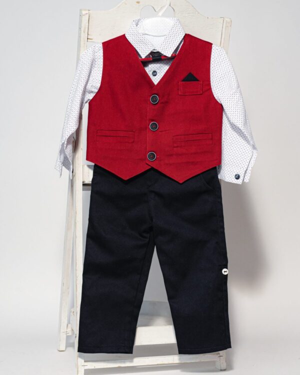 Βαπτιστικό κοστούμι με γιλέκο και παπιγιόν, σε μπλε με κόκκινο. Σε περίπτωση έλλειψης αποθέματος απαιτούνται έως 15 εργάσιμες για την παραγωγή του Δείτε όλη τη συλλογή μας σε Βαπτιστικά για αγόρι 