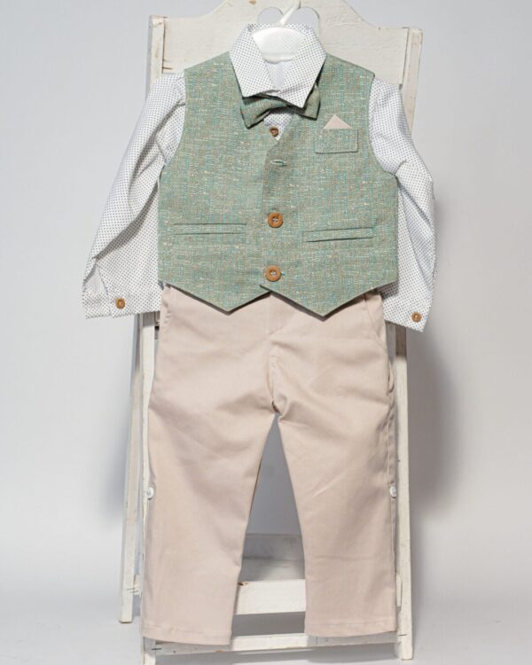 Βαπτιστικό κοστούμι με γιλέκο και παπιγιόν, σε εκρού με πράσινο μέντα. Σε περίπτωση έλλειψης αποθέματος απαιτούνται έως 15 εργάσιμες για την παραγωγή του