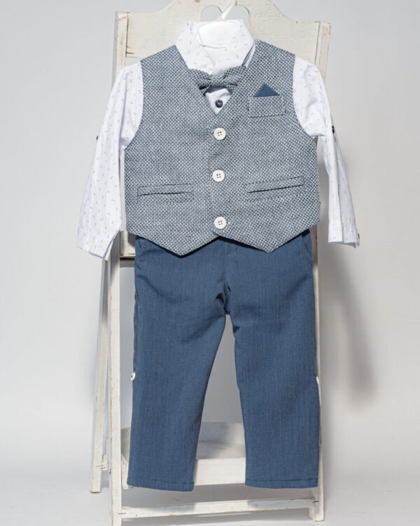 Βαπτιστικό κοστούμι με γιλέκο και παπιγιόν, σε μπλε ραφ με γαλάζιο. Σε περίπτωση έλλειψης αποθέματος απαιτούνται έως 15 εργάσιμες για την παραγωγή του