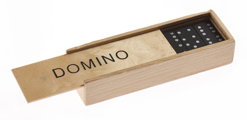 Ξύλινο Domino για μπομπονιέρα βάπτισης. Διαστάσεις: Ύψος 3cm x Μήκος 14,5cm x Πλάτος 5cm. Δεν συμπεριλαμβάνει κουφέτα