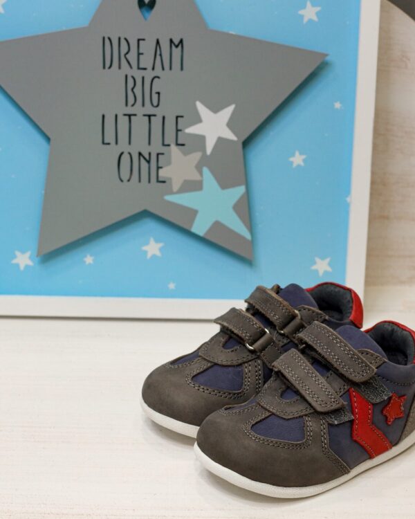 Βαπτιστικά παπούτσια δερμάτινα ανατομικά sneakers σε γκρι μπλε σκούρο, με αυτοκόλλητα