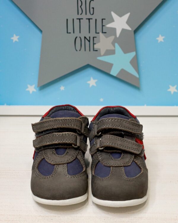 Βαπτιστικά παπούτσια δερμάτινα ανατομικά sneakers σε γκρι μπλε σκούρο, με αυτοκόλλητα