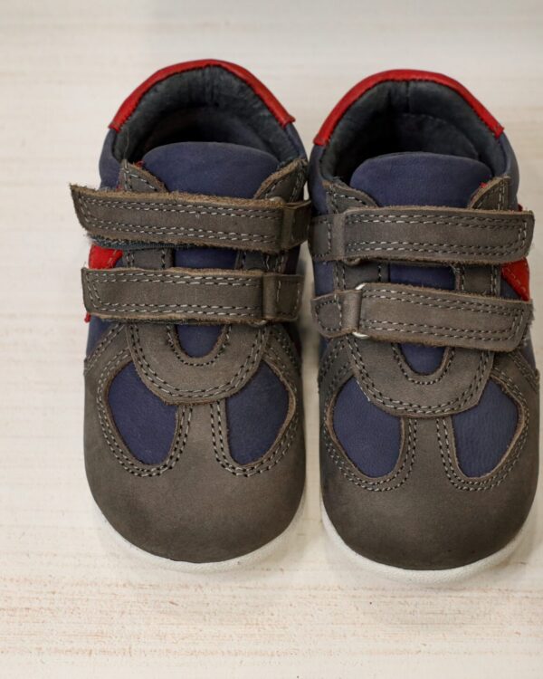 Βαπτιστικά παπούτσια δερμάτινα ανατομικά sneakers σε γκρι μπλε σκούρο, με αυτοκόλλητα