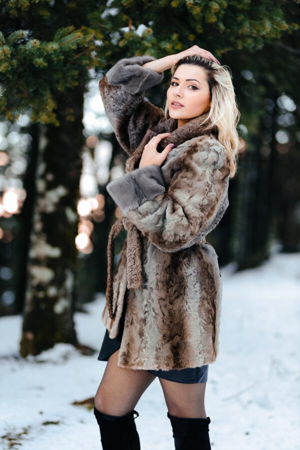 Γούνινo παλτό Russian Swakara με μανσέτα American Mink σε Natural Grey. One size που καλύπτει Small- Large. Μια χειροποίητη φυσική γούνα εξαιρετικής ποιότητας κατασκευασμένη στην Καστοριά