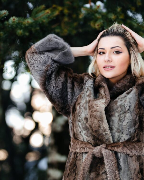 Γούνινo παλτό Russian Swakara με μανσέτα American Mink σε Natural Grey. One size που καλύπτει Small- Large. Μια χειροποίητη φυσική γούνα εξαιρετικής ποιότητας κατασκευασμένη στην Καστοριά