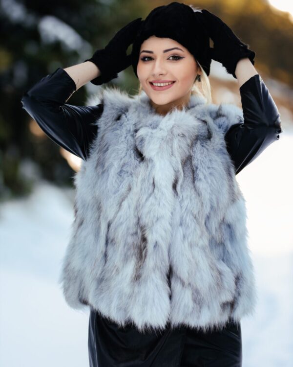 Γούνινo γιλέκο Canadian Fox σε μπλε σιέλ. One size που καλύπτει Small- Large. Μια χειροποίητη φυσική γούνα εξαιρετικής ποιότητας κατασκευασμένη στην Καστοριά