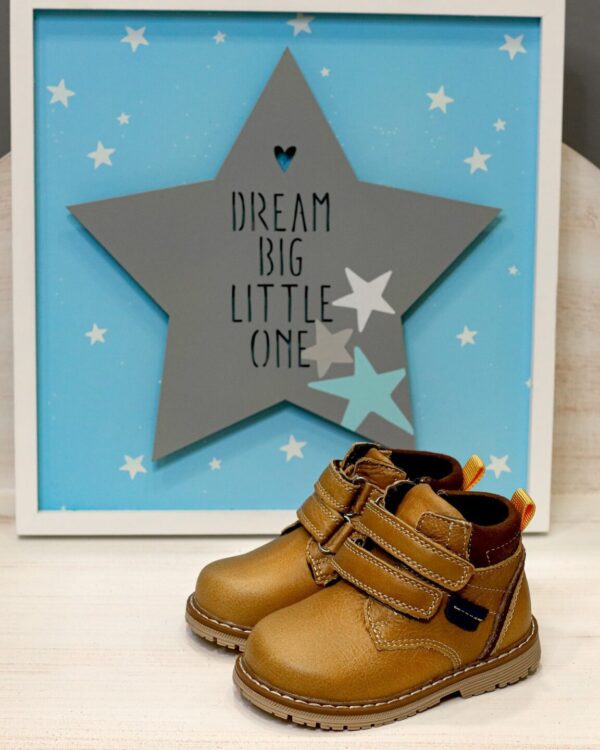 Βαπτιστικά παπούτσια δερμάτινο ανατομικό μποτάκι σε ταμπά με αυτοκόλλητα. Ελληνικής ραφής