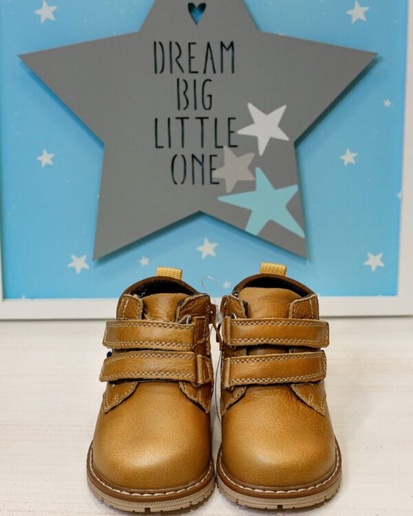 Βαπτιστικά παπούτσια δερμάτινο ανατομικό μποτάκι σε ταμπά με αυτοκόλλητα. Ελληνικής ραφής
