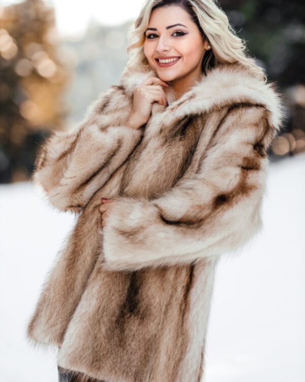 Γούνινο παλτό από φυσική γούνα Finland Racoon με κουκούλα , μονοκόμματο σε natural χρώμα. One size που καλύπτει Small- XLarge. Μια χειροποίητη φυσική γούνα εξαιρετικής ποιότητας κατασκευασμένη στην Καστοριά Δες όλη τη συλλογή μας σε γούνινα παλτό από φυσική γούνα!