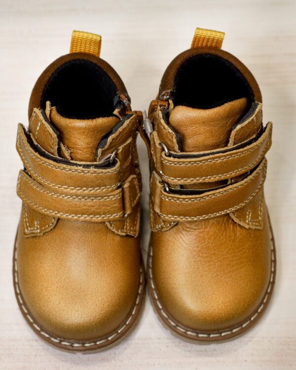 Βαπτιστικά παπούτσια δερμάτινο ανατομικό μποτάκι σε ταμπά με αυτοκόλλητα. Ελληνικής ραφής