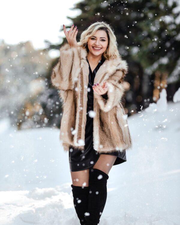 Γούνινο παλτό από φυσική γούνα Finland Racoon με κουκούλα , μονοκόμματο σε natural χρώμα. One size που καλύπτει Small- XLarge. Μια χειροποίητη φυσική γούνα εξαιρετικής ποιότητας κατασκευασμένη στην Καστοριά Δες όλη τη συλλογή μας σε γούνινα παλτό από φυσική γούνα!