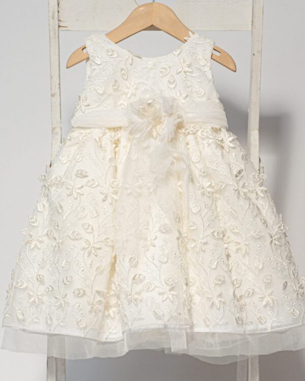 Ρομαντικό βαπτιστικό φόρεμα σε εκρού δαντέλα