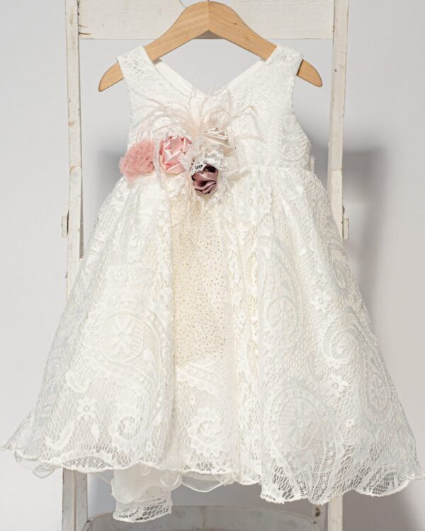 Ρομαντικό βαπτιστικό φόρεμα σε άσπρη δαντέλα