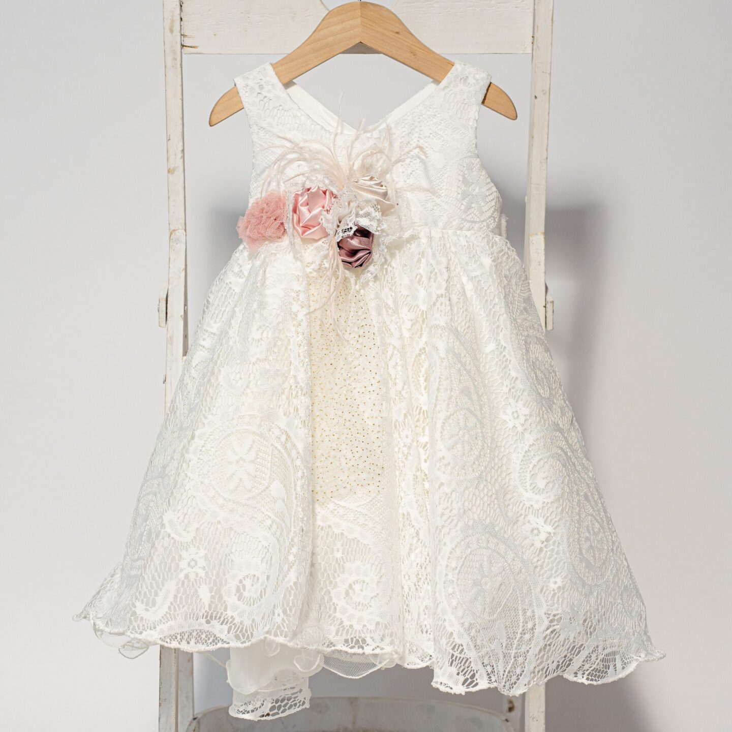 Ρομαντικό βαπτιστικό φόρεμα σε άσπρη δαντέλα