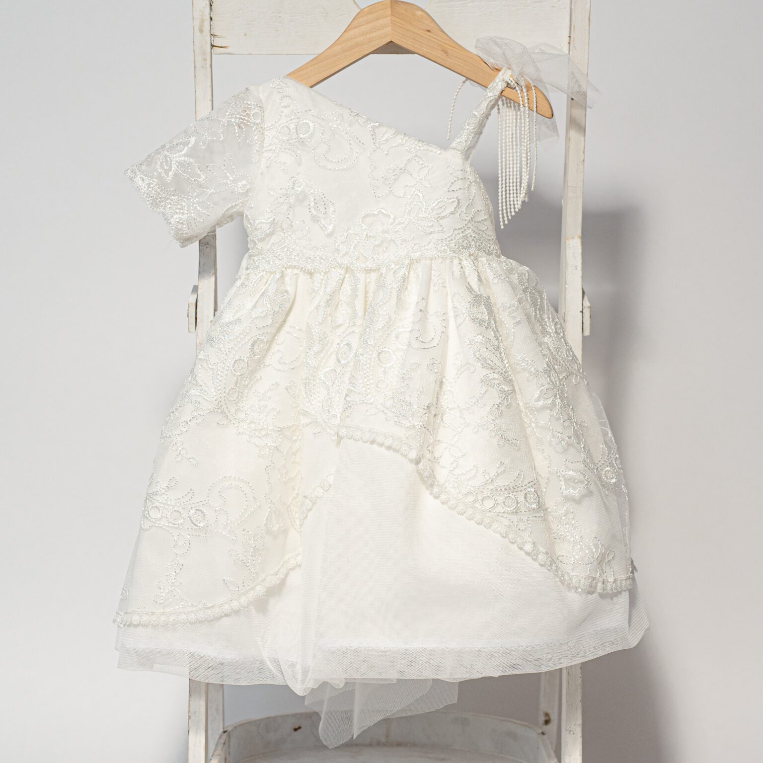 Ρομαντικό βαπτιστικό φόρεμα σε άσπρη δαντέλα με ένα μανίκι