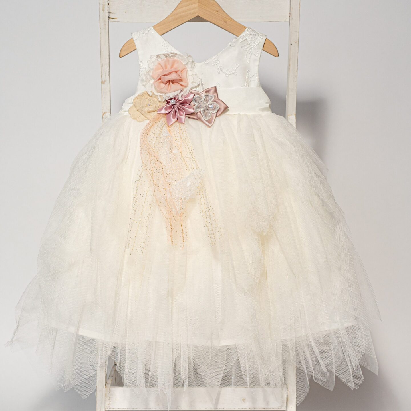 Νεραϊδένιο βαπτιστικό φόρεμα με ασύμμετρο άσπρο γαλλικό τούλι