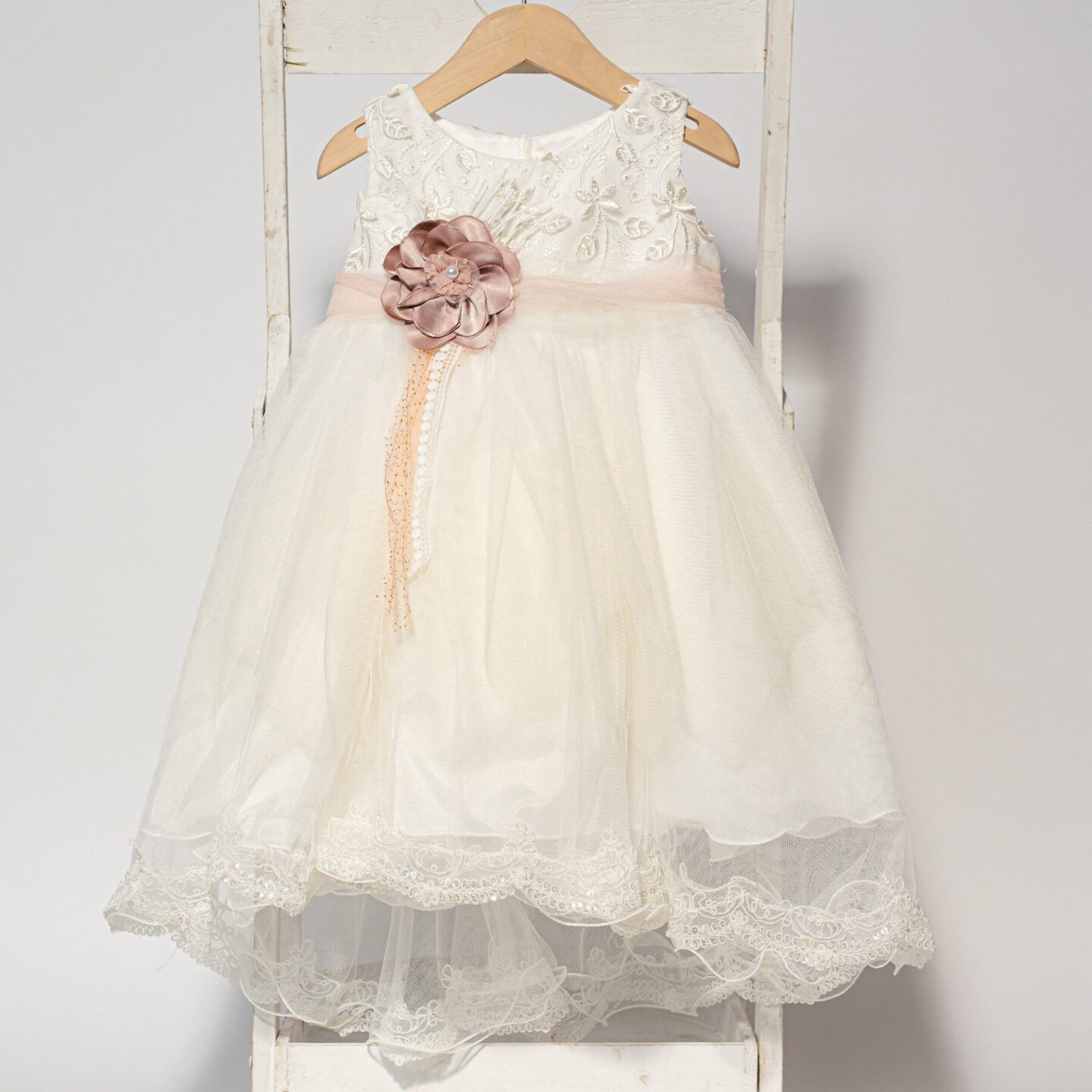 Vintage βαπτιστικό φόρεμα με ουρά σε λευκή δαντέλα