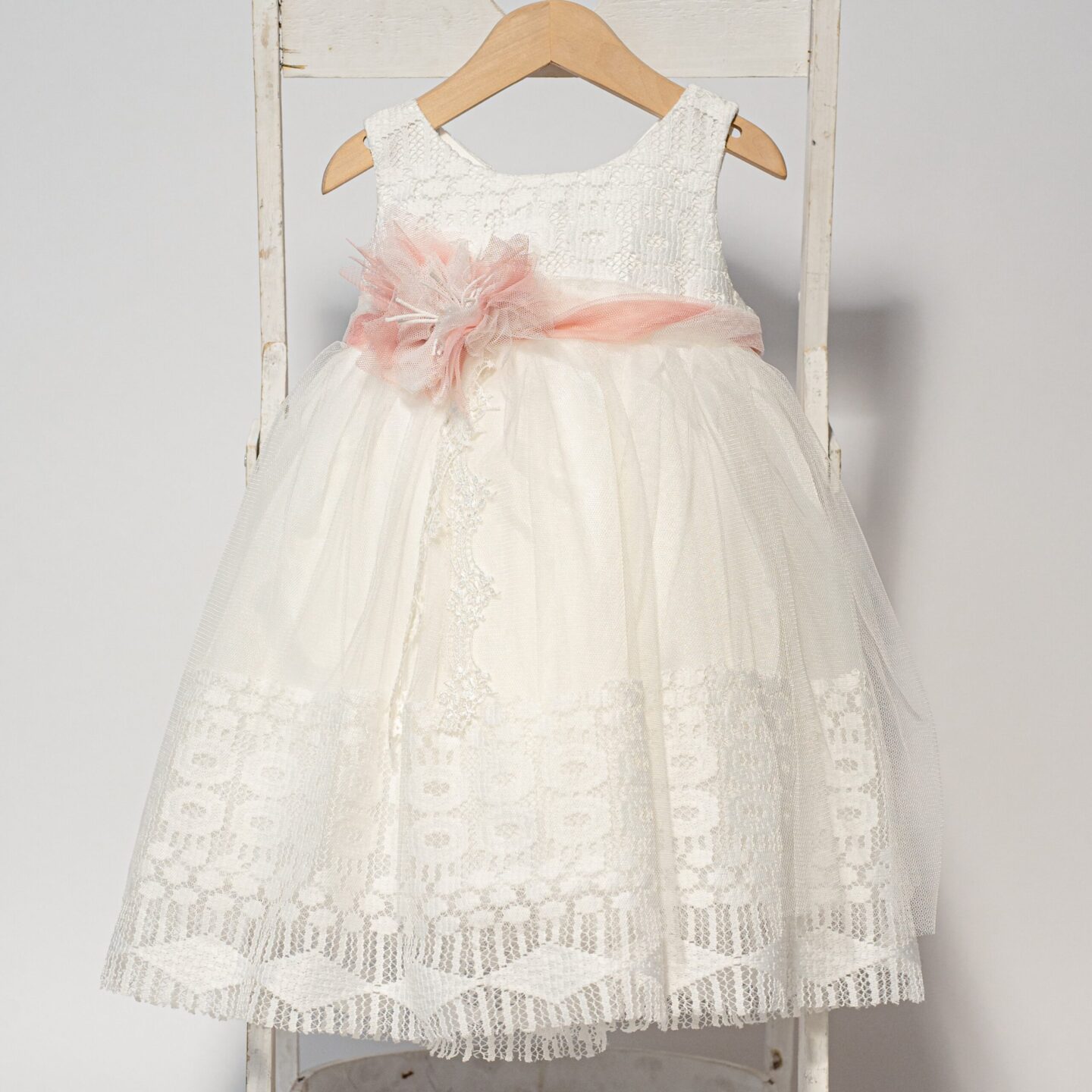 Ρομαντικό βαπτιστικό φόρεμα σε λευκή δαντέλα
