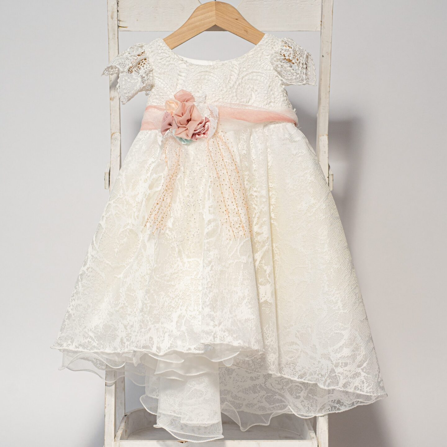 Vintage βαπτιστικό φόρεμα με ουρά σε λευκή δαντέλα
