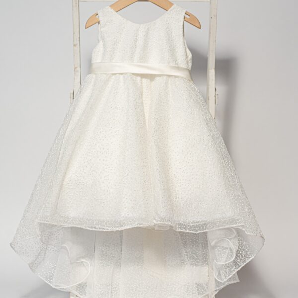 Ρομαντικό βαπτιστικό φόρεμα με ουρά σε άσπρη δαντέλα