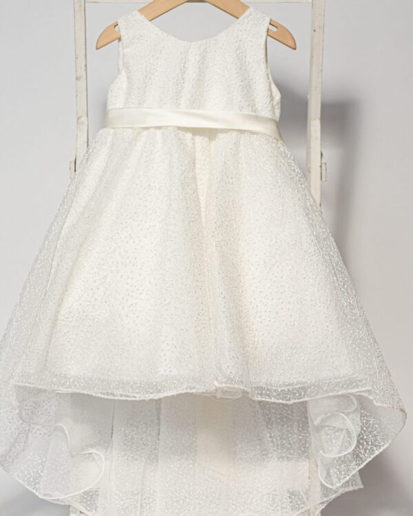 Ρομαντικό βαπτιστικό φόρεμα με ουρά σε άσπρη δαντέλα