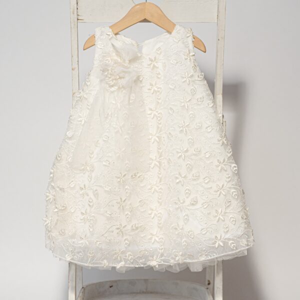 Ρομαντικό βαπτιστικό φόρεμα σε λευκή κεντημένη δαντέλα