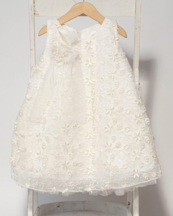 Ρομαντικό βαπτιστικό φόρεμα σε λευκή κεντημένη δαντέλα