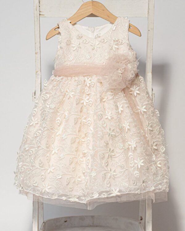 Ρομαντικό βαπτιστικό φόρεμα σε nude εκρού κεντημένη δαντέλα