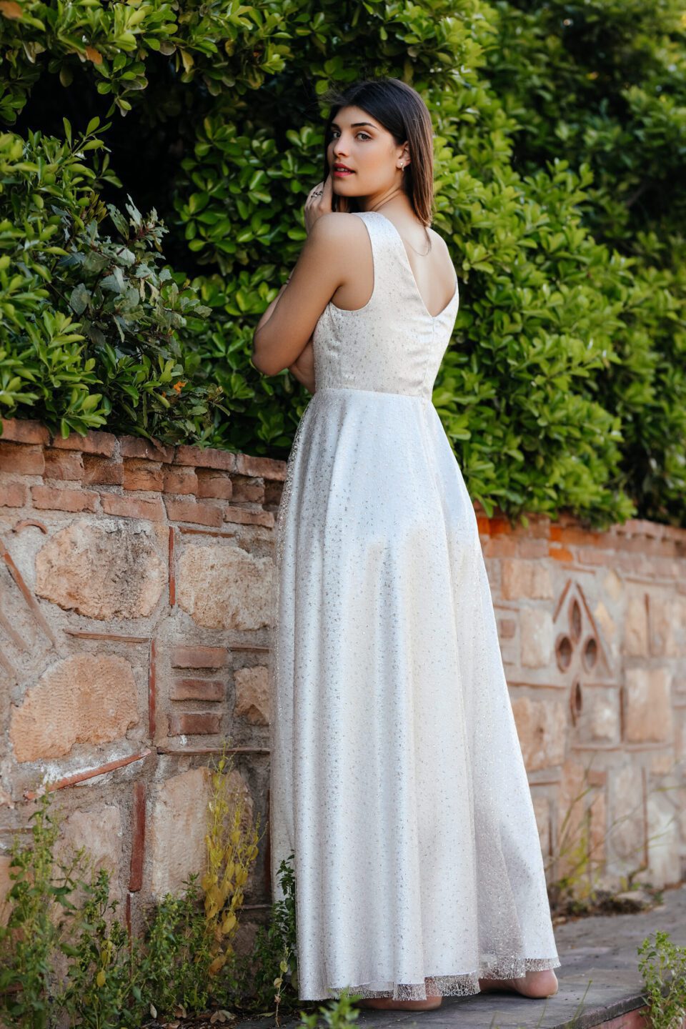 Εντυπωσιακό maxi φόρεμα με κοψίματα σε λευκό