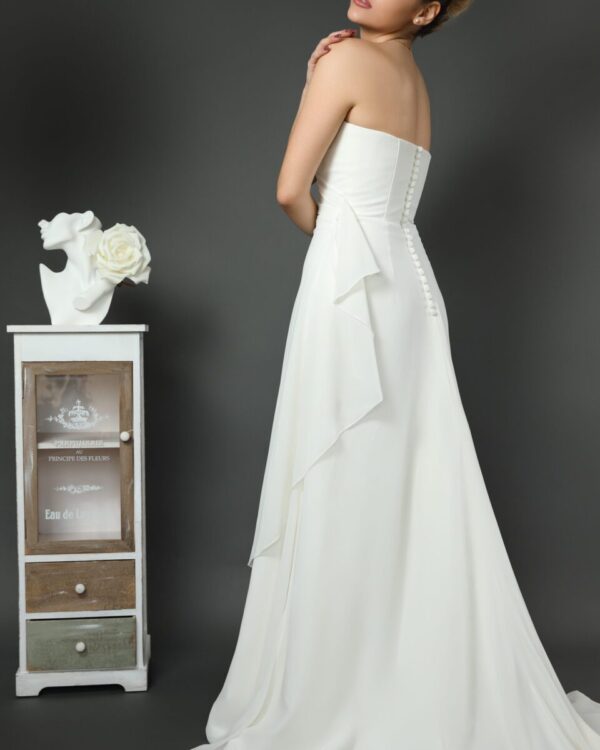 Αέρινο νυφικό φόρεμα από μεταξωτή μουσελίνα